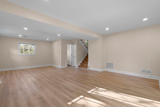 Building Photo - 3 Bed 2.5 Bath - Bethesda Split Level Single Family - Move In Ready