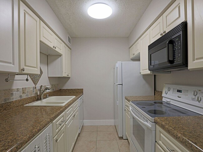Building Photo - $250 OFF FIRST MONTH RENT!! Affordable & Newly Remodeled 1-Bedroom in the Heart of Fort Myers!