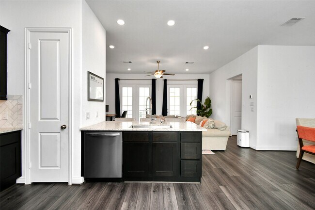 Building Photo - 11012 Mikula Dr