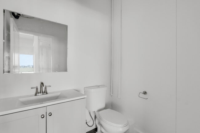 Building Photo - 905 Bay Point Dr