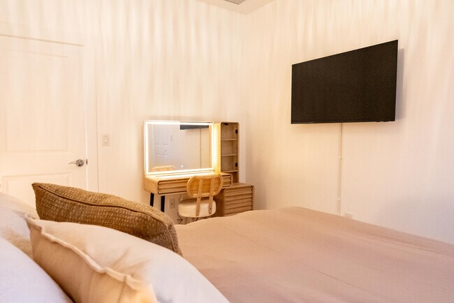 Building Photo - 214 C St