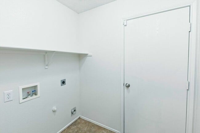 Building Photo - 2508 Clear Brook Dr