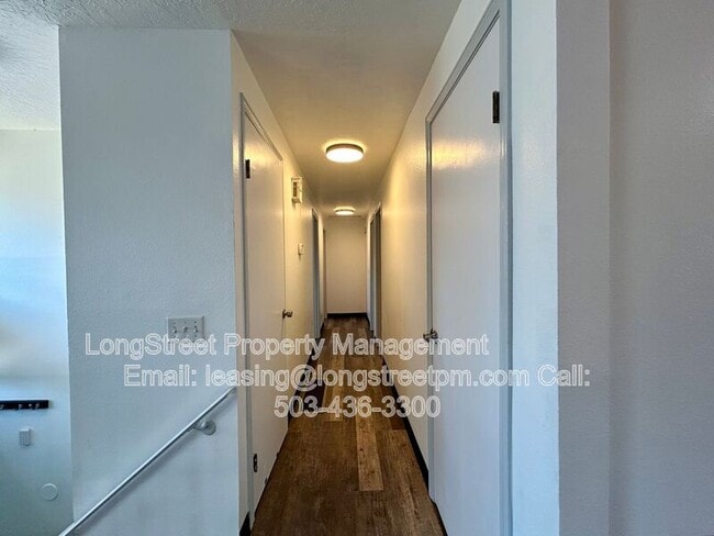 Building Photo - 794 SW Orchard Pl