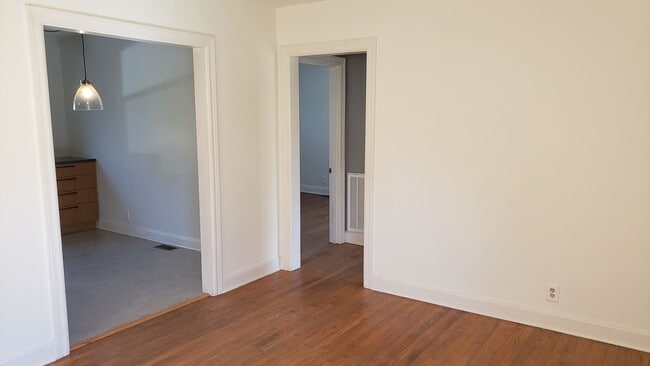 Building Photo - Renovated 2 Bedroom/ 1 Bath Duplex minutes to 12th South, Lipscomb, Belmont and Vandy
