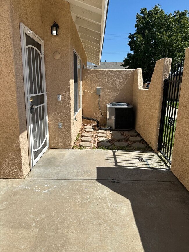 Building Photo - 3 Bedroom 2 Bathroom Townhome for Rent in Palmdale