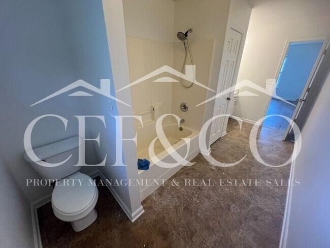 Building Photo - 415 Mt Hood Dr