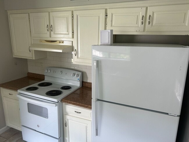 Building Photo - Updated 3 Bed/2 Bath Townhome Lee's Summit
