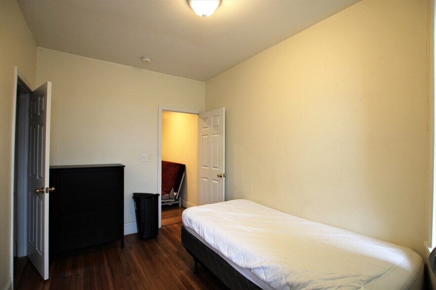 Building Photo - 1868 Commonwealth Ave