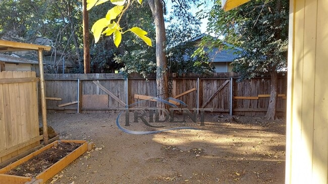 Building Photo - Cozy 2-bedroom 1 bath close to shopping an...