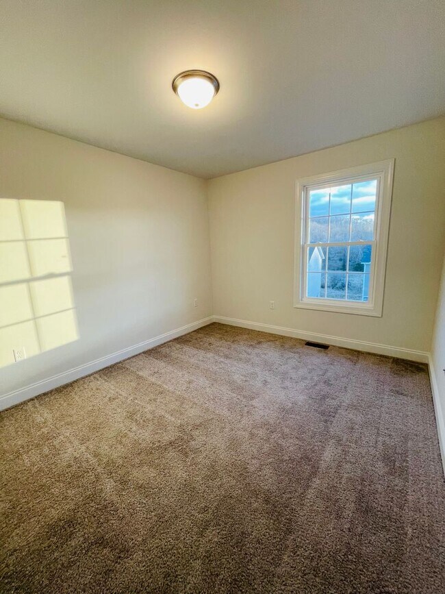 Building Photo - *LIKE NEW!* 3BR/2.5BA Townhouse in Crescen...