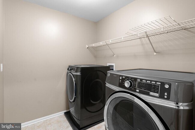 Building Photo - 920 St Martins Loop
