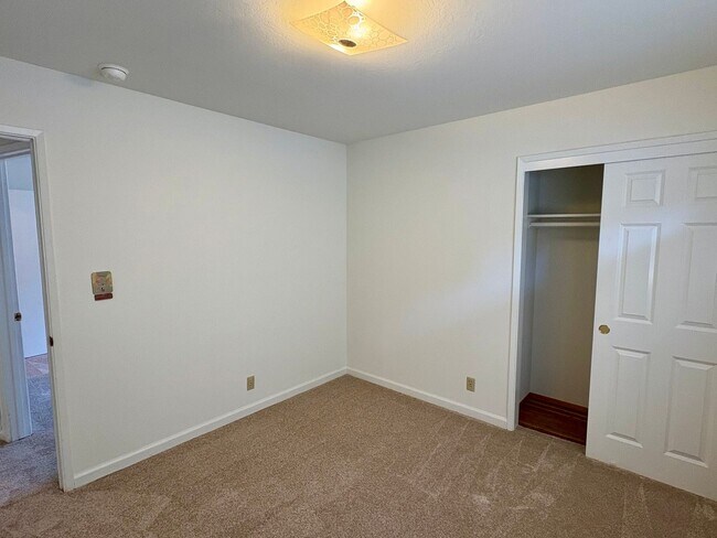 Building Photo - 3057 Carleton Pl