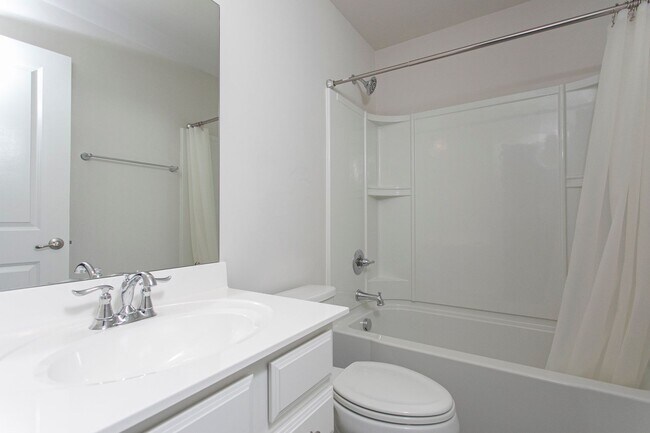Building Photo - Beautiful 3 bedroom, 2.5 bath townhome in RTP Available August 15!
