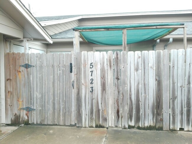 Building Photo - 5723 Crestmore Dr