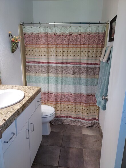 Bath - 941 Calle Mejia