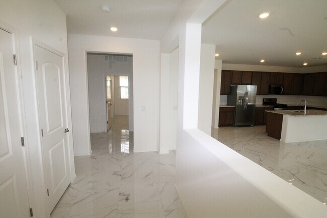 Building Photo - 5523 W Monterey Dr