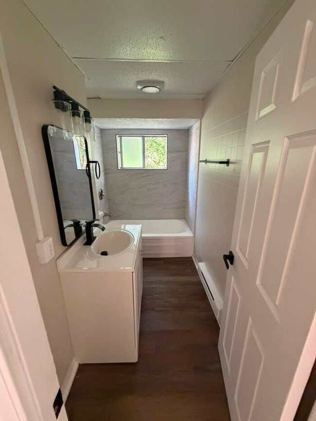 Building Photo - Welcome Home! Bright, Spacious, and Ready for New Residents