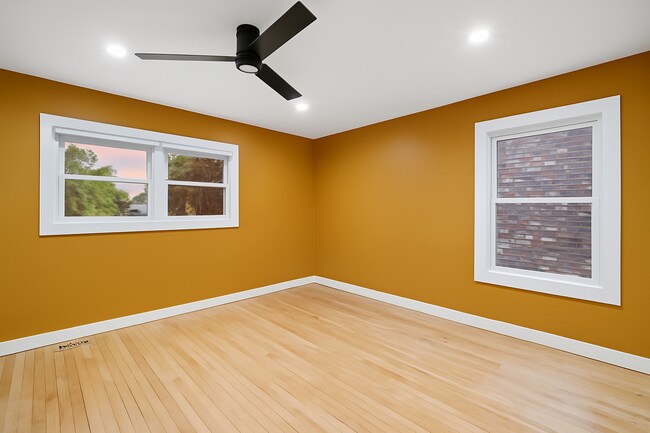 Building Photo - Charming Downtown Home!