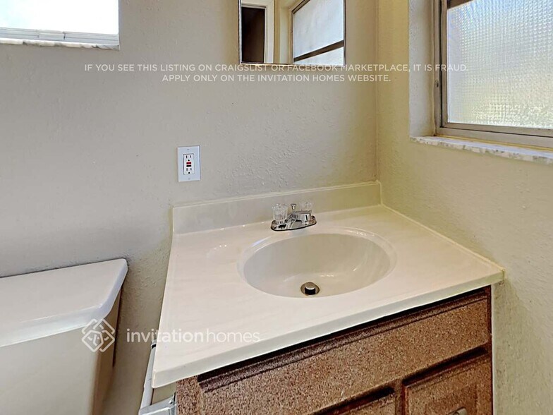 Building Photo - 2209 Curtis Dr S