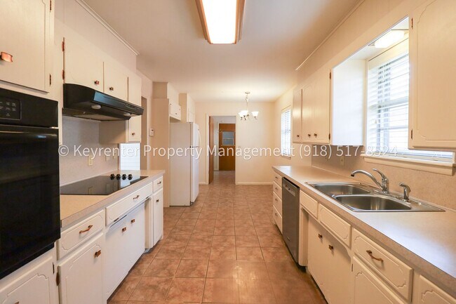 Building Photo - LARGE | 3 Bed | 2 Bath | Midtown Tulsa
