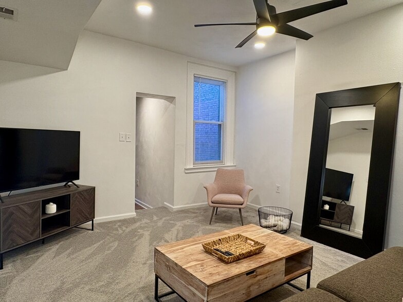 Building Photo - 2202 Sarah St