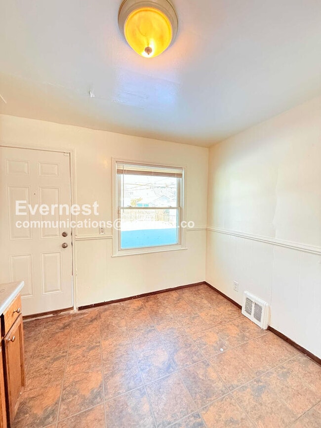 Building Photo - 2 Bed/1 Bath Home with Laundry Hookups / Pet-Friendly / Vouchers Accepted / Available Now!