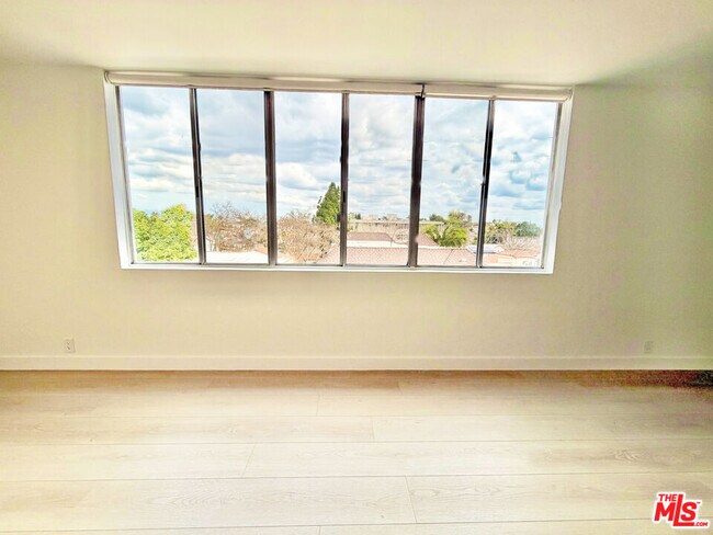 Building Photo - 468 S Roxbury Dr