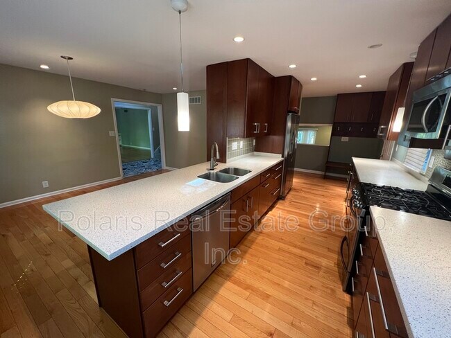 Building Photo - 8829 Rexford Rd