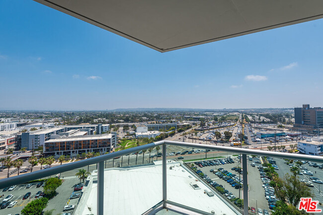 Building Photo - 13600 Marina Pointe Dr