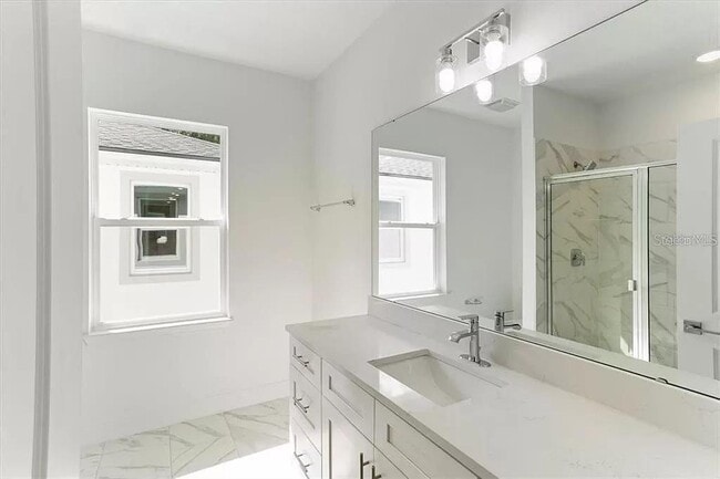 Building Photo - 2717 Alamo Dr