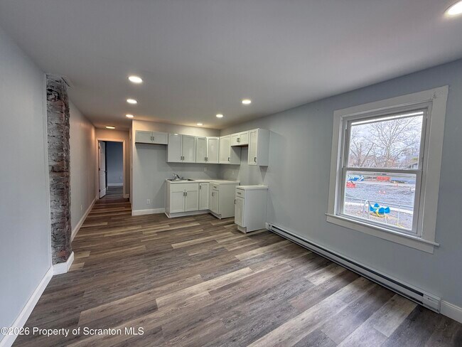 Building Photo - 1319 Capouse Ave