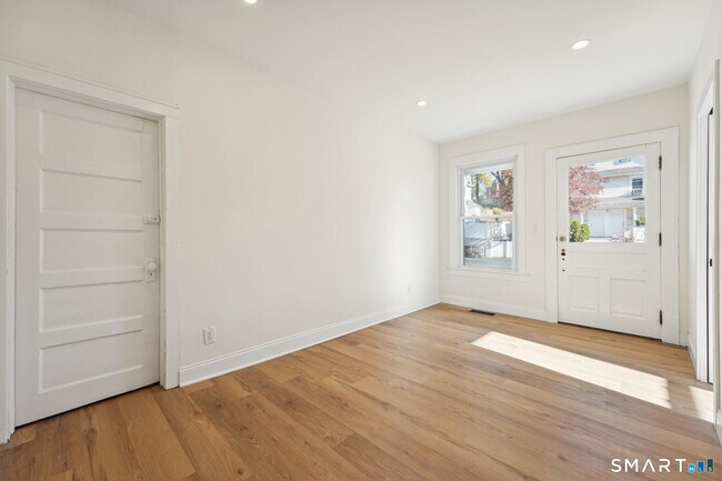 Building Photo - 21 Soundview Ave
