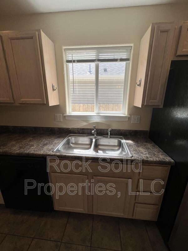 Building Photo - 405 E 5th St