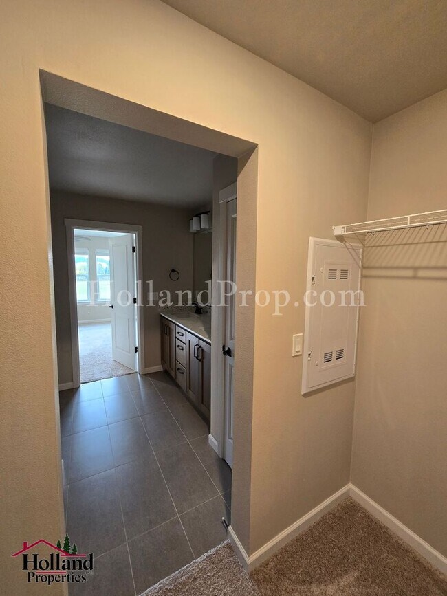 Building Photo - Charming 2-Bedroom, 2-Bath Home in a Prime Hillsboro Location *** Special offer of $150 on your f...