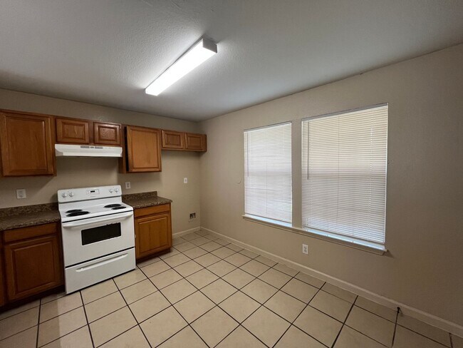 Building Photo - 5202 Fountain Lake Dr