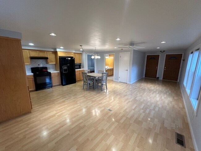 Primary Photo - Large and bright 1 Bedroom in Glenshire