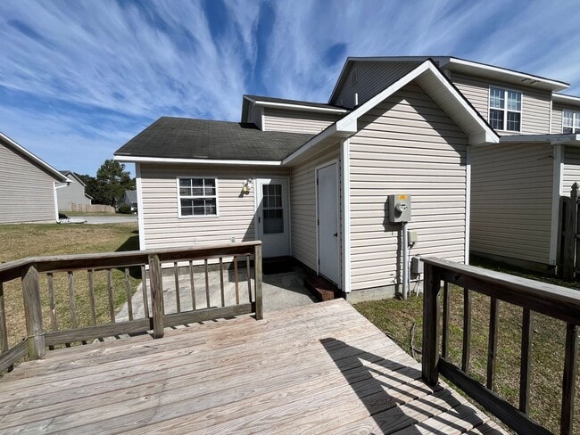 Building Photo - End Unit Townhouse, 3 Bed, 3 Bath