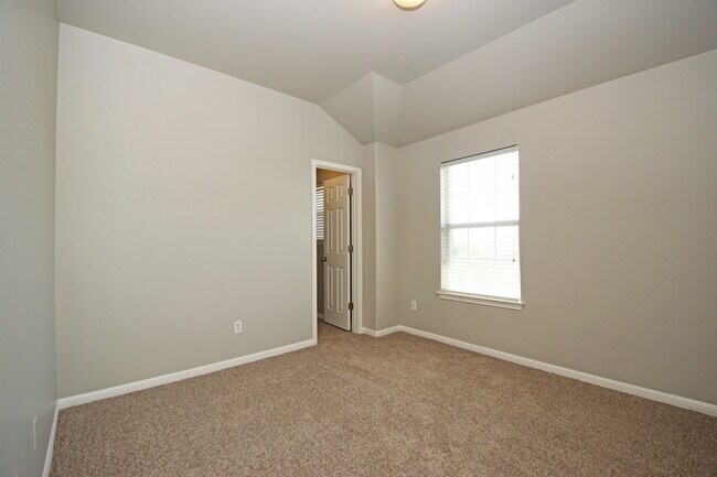 Building Photo - Large Home in Northeast Austin!