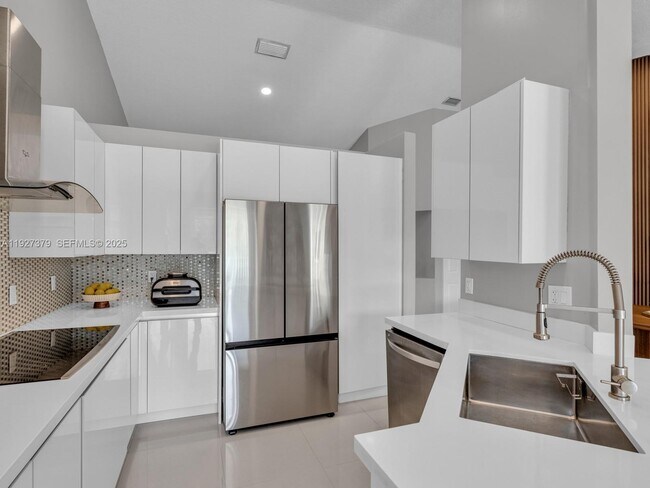 Building Photo - 933 Falling Water Rd