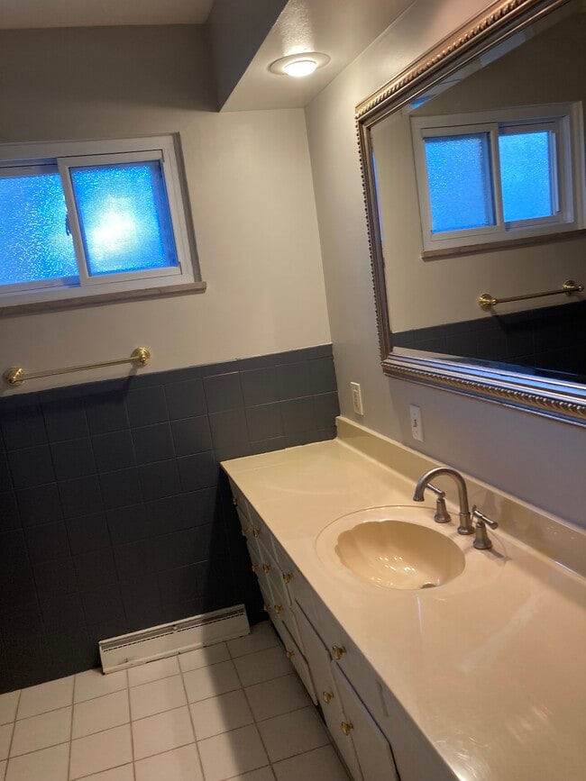 Full bath with tub - 3065 Shelley Lynn Dr