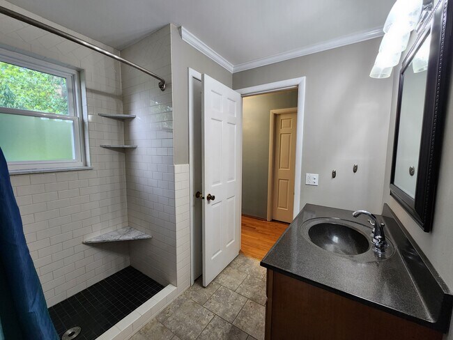 Building Photo - 720 Woodfield Dr
