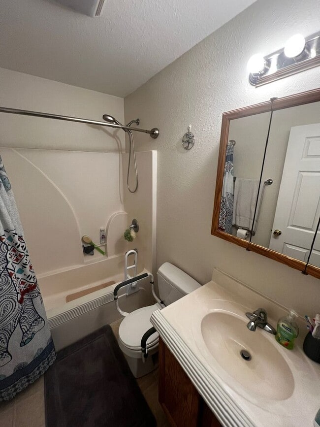 Building Photo - 3-Bedroom/2-Bathroom Single-Family Home – Available August 1st!