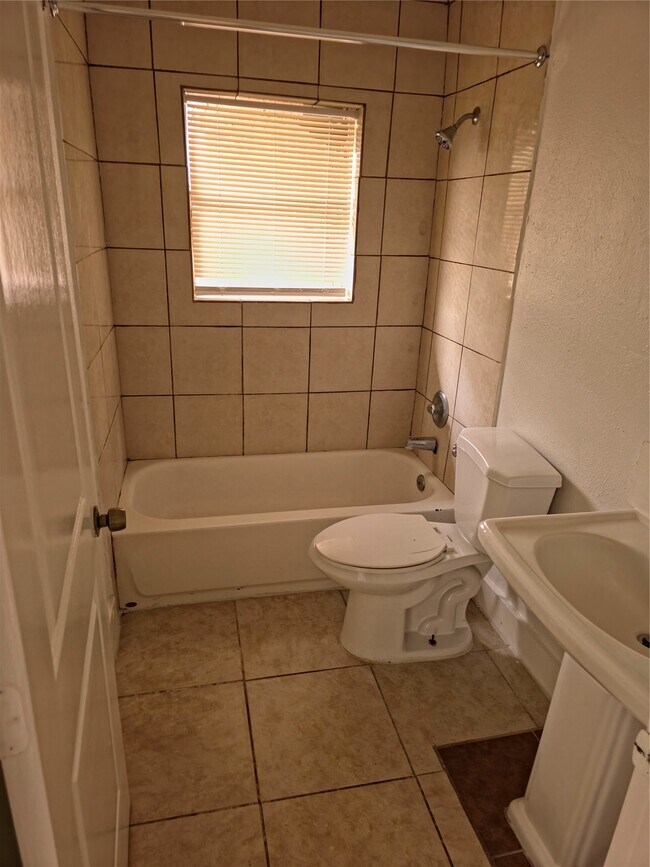 Building Photo - 2825 Cromwell St