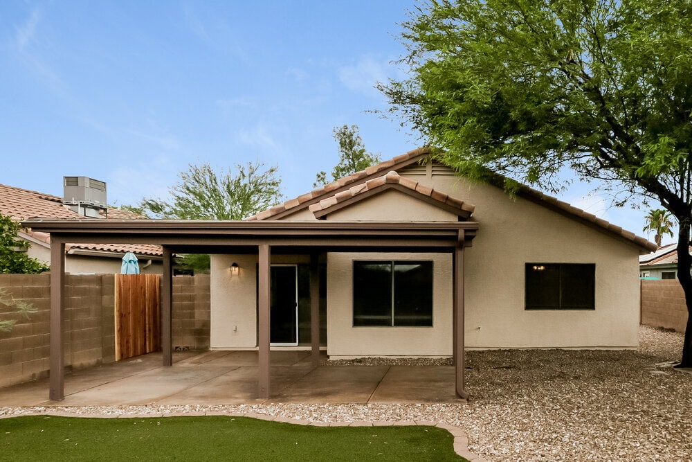 Building Photo - 1079 E Yuma Ave