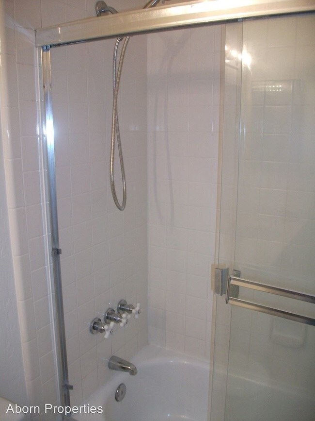 Building Photo - 3 br, 1.5 bath House - 2210 Amberwood Lane