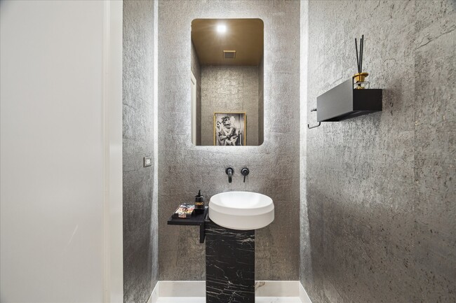 Building Photo - 1711 Allen Pkwy