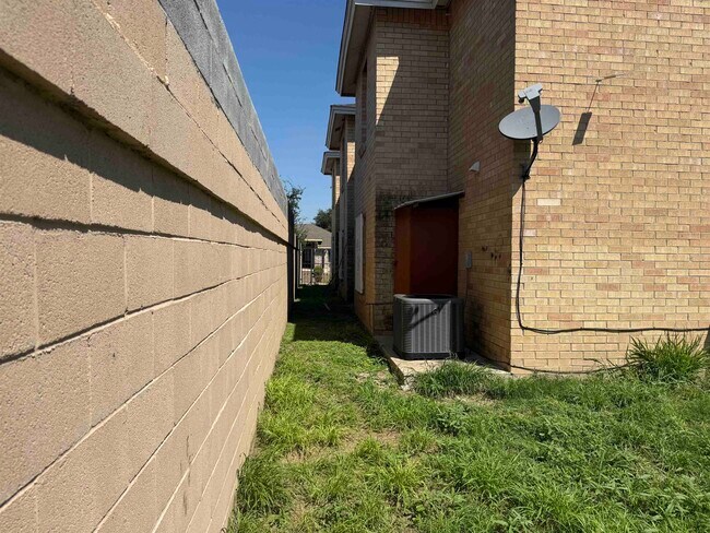 Building Photo - 311 Soria Dr