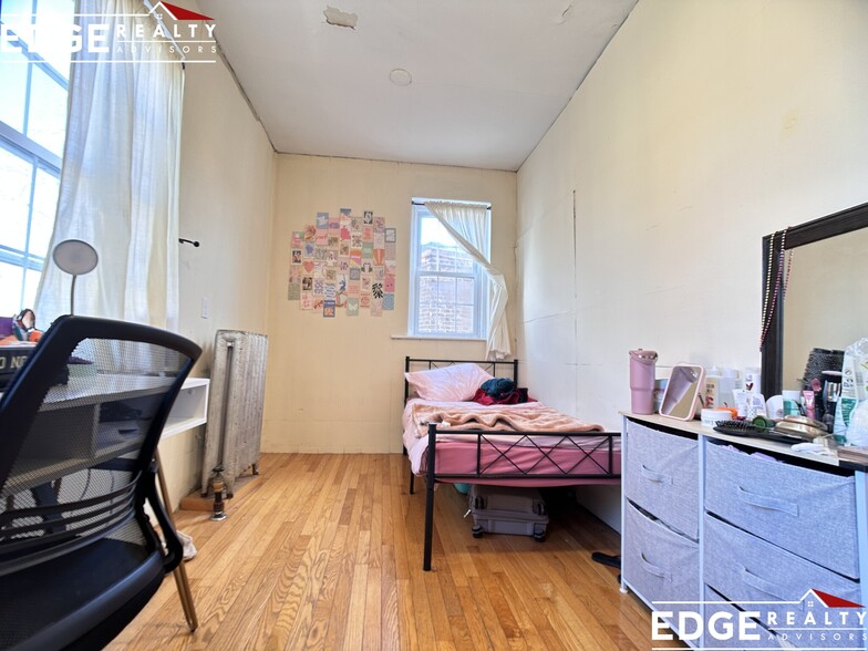 Primary Photo - 136 Chiswick Rd