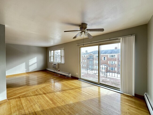 Building Photo - 1004 S River Rd