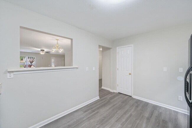 Building Photo - 242 Wainwright Dr